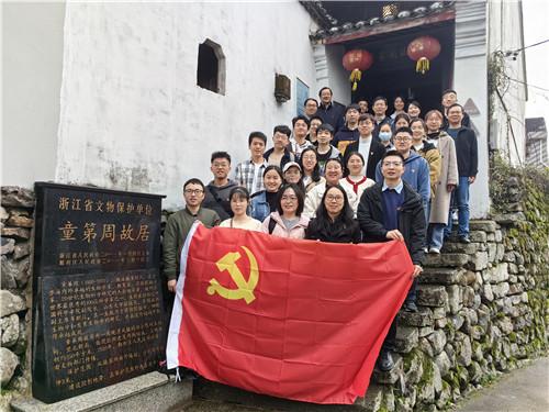 CBA激烈冲突!姜文暴力犯规,沃特斯痛苦倒地,裁判判罚引争议