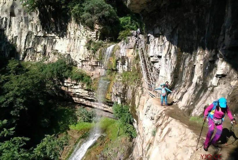 云南昭通镇雄山体滑坡47人被埋,现场搜救出一男子
