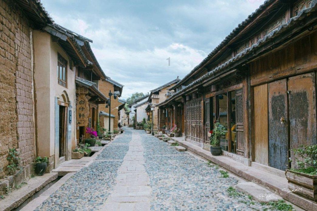 何炅对李湘和谢娜的态度为什么不一样?看了他们的经历,就会明白