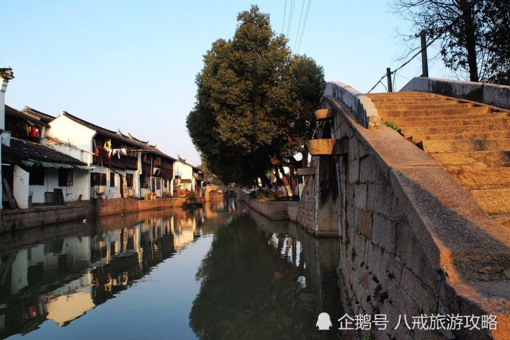 解锁吉鹿力,探索一个学校两个旗杆(一个在校门口,一个在操场,相隔很远)可以同时挂着两面中华人民共和国国旗吗?问答社区